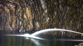 The plan to make a giant hot water bottle underground - BBC News