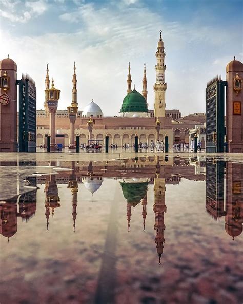 an image of a mosque in the middle of the day with its reflection on ...