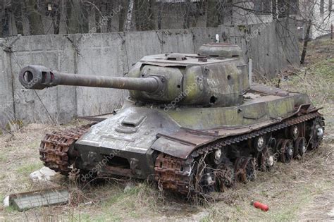 Tanque pesado soviético es-2 en el sitio cerca del Museo de vehículos ...