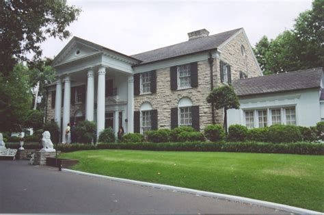 Things to do in Memphis: Visiting Graceland