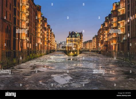 Deutschland, Hamburg, Speicherstadt, Water Castle, Elbe und Drift Eis im Winter Stockfotografie ...