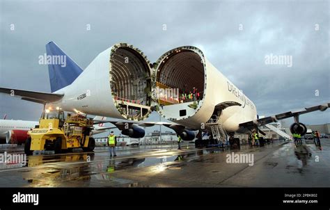 A Boeing 747 Dreamlifter, carrying the first major assembly for the ...