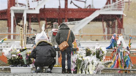 Japan remembers tsunami victims, six years on – DW – 03/11/2017