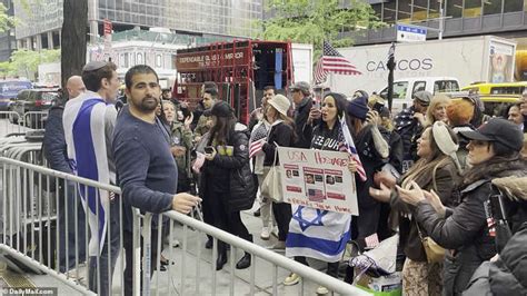 Pro-Israel protestors descend on Chuck Schumer's home