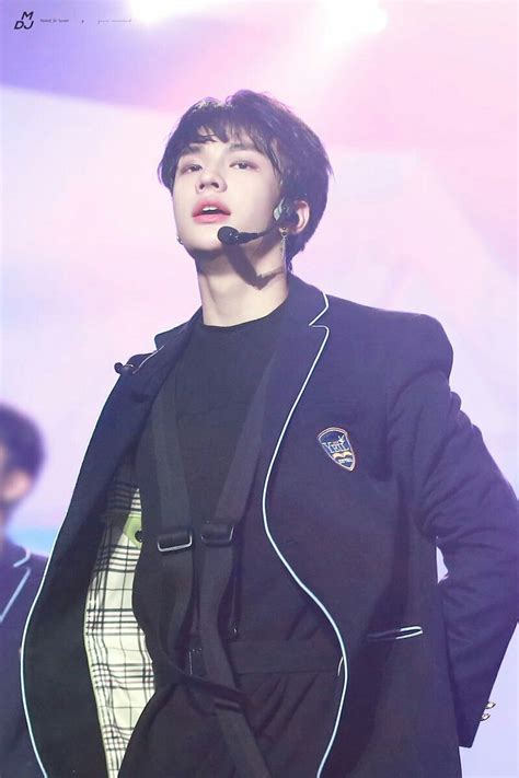 STRAY KIDS DEBUT SHOWCASE #unveil #District9 | Hyunjin stray kids, Stray kids, Stray kids members