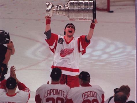 DETROIT RED WINGS 1997 STANLEY CUP CHAMPIONS -DARREN MCCARTY HOISTS THE STANLEY CUP | Detroit ...