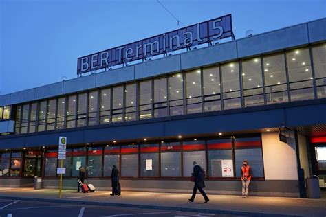 Neuer Flughafen in Berlin nach neun Jahren Verspätung endlich eröffnet