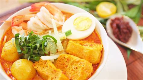 An authentic curry laksa recipe from Malaysia and Singapore, 'laksa lemak' is a typical Nyonya ...