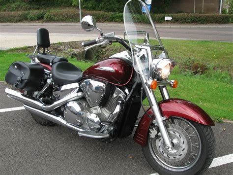 Honda VTX 1300 07 cruiser red 1 owner 4272 miles sissy bar screen panniers