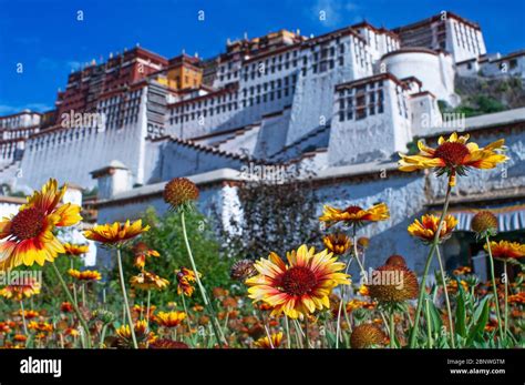 Lhasa skyline hi-res stock photography and images - Alamy