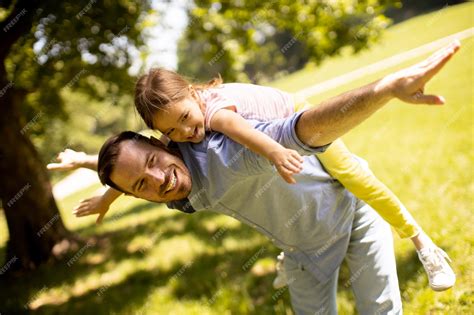 Père Avec Sa Fille S'amusant Au Parc | Photo Premium