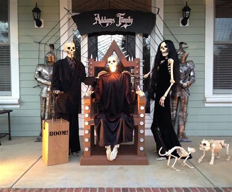 Baxter Skeletons front porch fun!! (960×797) Halloween Lawn, Halloween Outside, Halloween ...