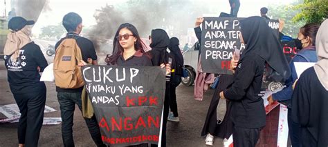 Perempuan dalam Demo Peringatan Hari Anti Korupsi 2022 di Makassar - Rakyat Sulsel