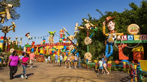 PHOTOS - Take a tour through Toy Story Land