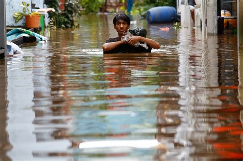 Severe floods kill at least 5 in Indonesia's Jakarta | Daily Sabah