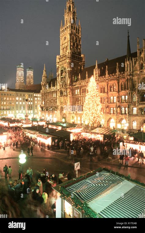 Christmas market in Marienplatz; Munich Stock Photo - Alamy