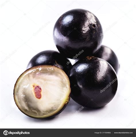 A jabuticaba ou jabuticaba é uma fruta púrpura de cor preto-branca ...