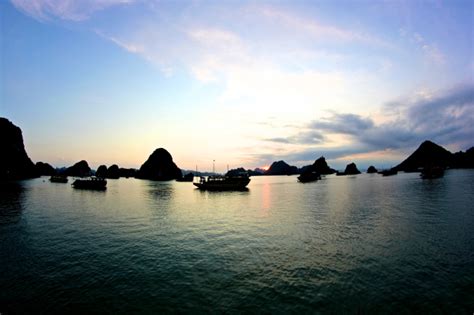 Sunset at Ha Long Bay Vietnam - Entouriste