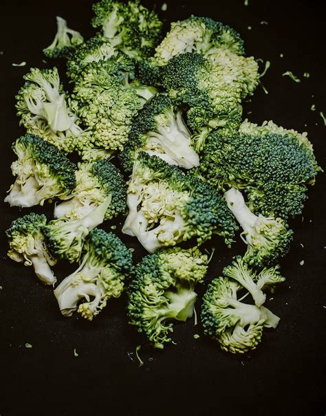 Broccoli On Black Background - Creative Commons Bilder