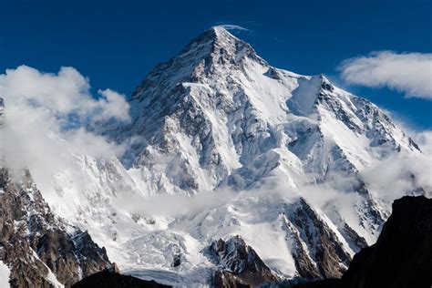 An avalanche in the Indian Himalayas causes at least 10 deaths - The ...