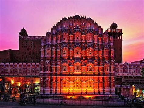 Top 20 Famous Monuments and Distinctive Landmarks of India