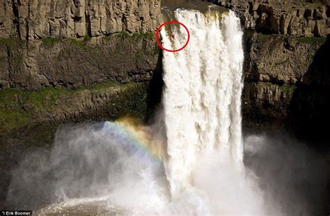 Kayaker Paddles Down 189-Foot-Tall Washington Waterfall: May 2012