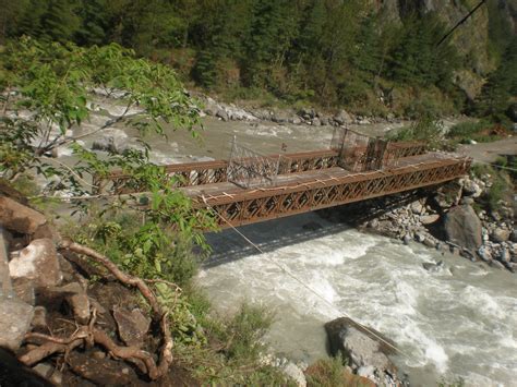 File:Nepal China Border Bridge.JPG - Wikimedia Commons