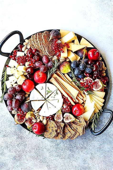 Feiertags-Käse-Brett | Holiday cheese, Holiday cheese boards, Holiday appetizers recipes