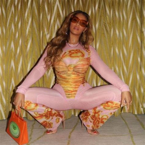 Beyonce posed in a pink outfit | ThePlace