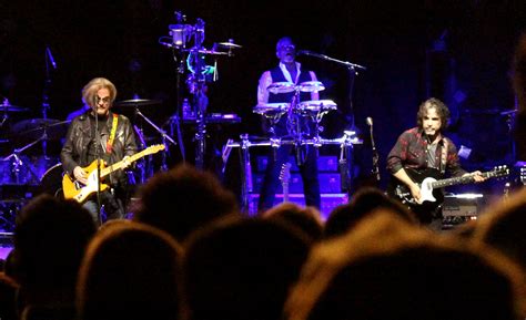 Review: Hall and Oates Concert Brings Audience Close to 'Tears' - Review St. Louis