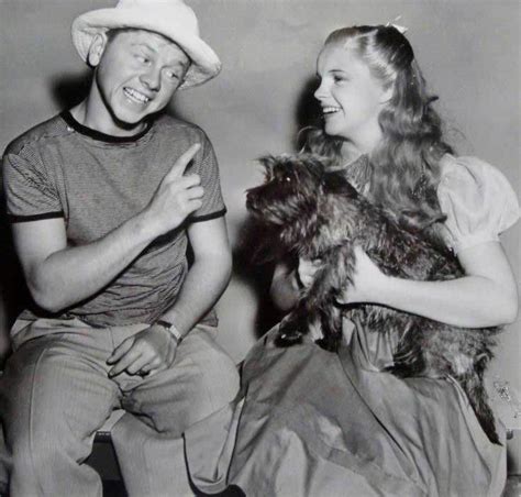 Judy Garland and Mickey Rooney on the set of the wizard of oz - The Wizard of Oz Photo (40140847 ...