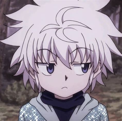 an anime character with white hair and blue eyes looking at something ...