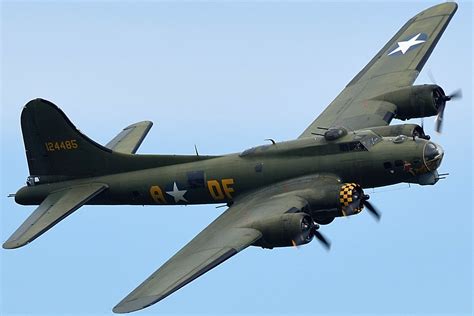 BAD_1086 Boeing B-17G Flying Fortress Sally B 124484 USAAF Memphis Belle 124485 G-BEDF - a photo ...