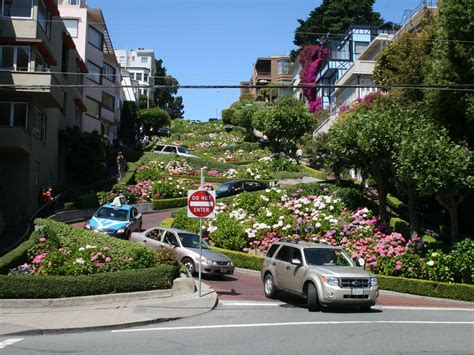 Pin by ∙ 𝔭𝔞𝔬𝔩𝔞 𝔞𝔫𝔡𝔯𝔢𝔞 ∙ on architecture * houses | Lombard street, Street, San francisco