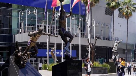 Los Angeles Lakers to unveil Kobe Bryant statue outside their arena on ...