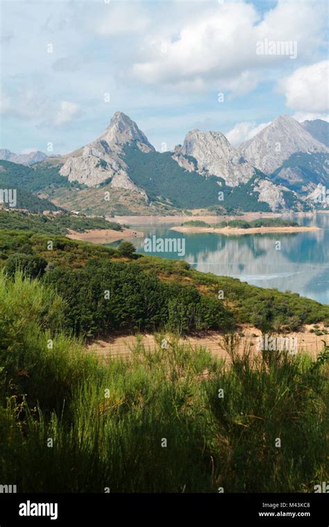 Mountains in Riaño (Leon) reservoir Stock Photo - Alamy