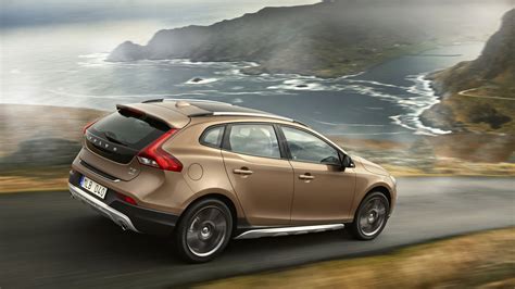 2013 Volvo V40 Cross Country Preview: 2012 Paris Auto Show