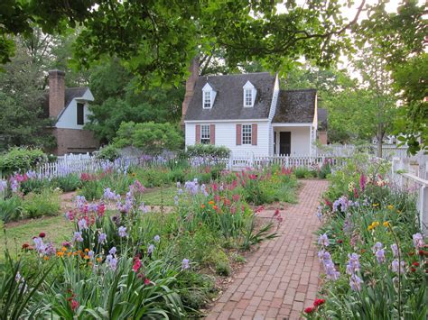 Lovely Williamsburg Garden – Janet Grunst