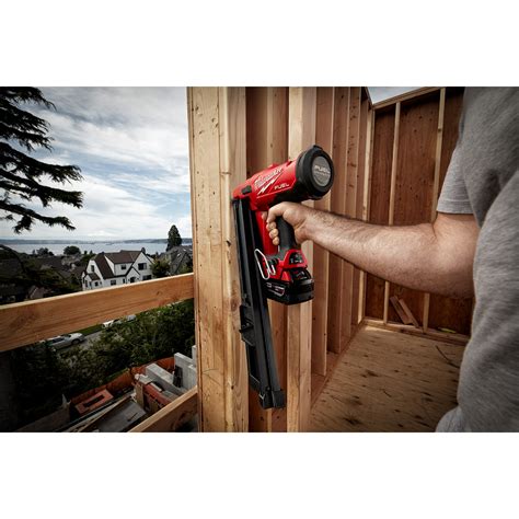 Milwaukee M18 Fuel 30 Degree Framing Nailer Kit