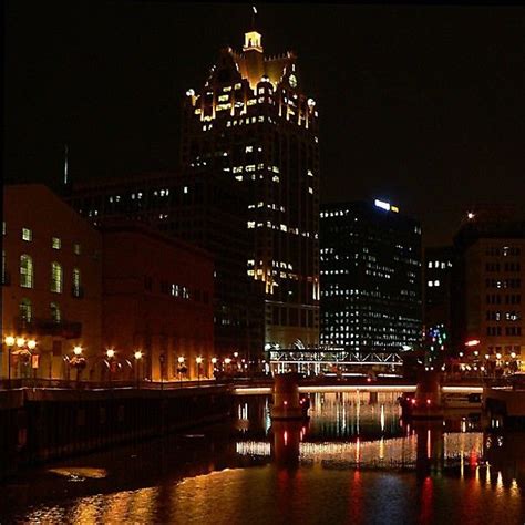 Milwaukee Night Time 😏🌛 #Downtown #Milwaukee #Nighttime #Walk ...