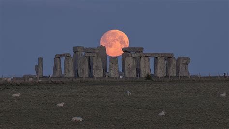 Natural World Photography: Full moon setting over Stonehenge