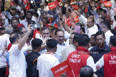 Dr Mahathir And Anwar Shake Hands For The First Time In 18 Years