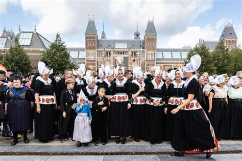 Jimmy Nelson photographs 600 Dutch people in traditional costume on ...