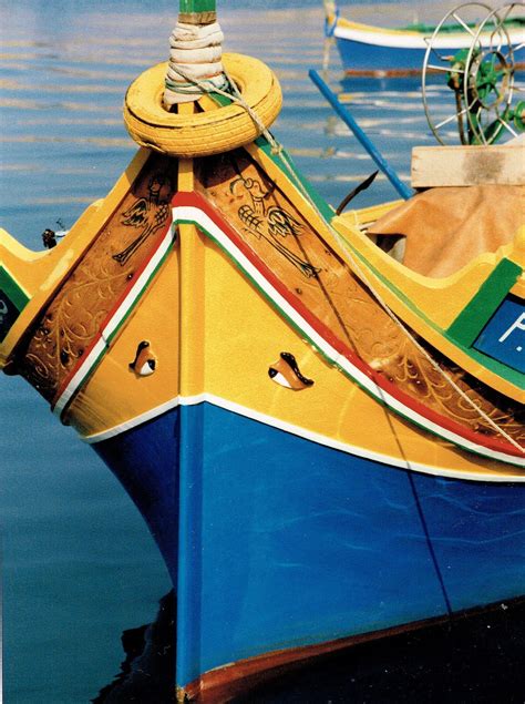 Luzzu — Wikipédia | Traditional boats, Ship figurehead, Malta