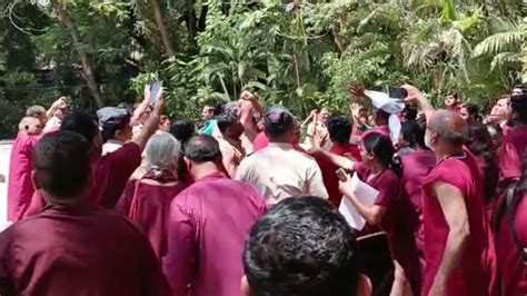 Maharashtra: Osho Rajneesh's devotees forcefully enter his Pune ashram, police resort to lathi ...