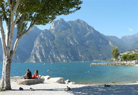 Bakgrundsbilder : Gardasjön, Italien, vatten, träd, kust, sjö, hav, himmel, Berg, strand, Kust ...