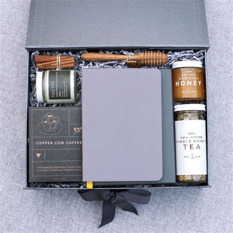 How to Create the Perfect Gift Box for Employees - Packoi