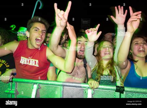 Crowd girls screaming hi-res stock photography and images - Alamy