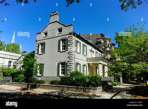 historic homes and mansions in the historic district of Savannah ...