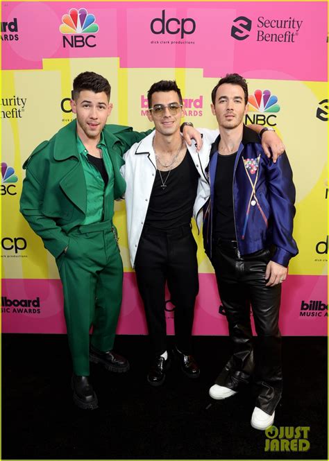 Nick Jonas Joined By Jonas Brothers & Marshmello On Billboard Music Awards 2021 Carpet | Photo ...